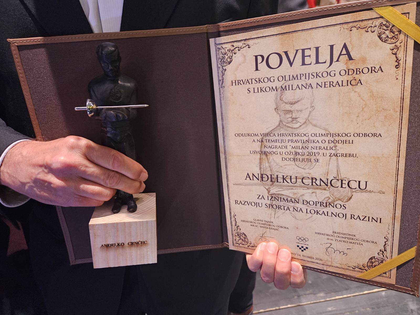 Statuta i plaketa