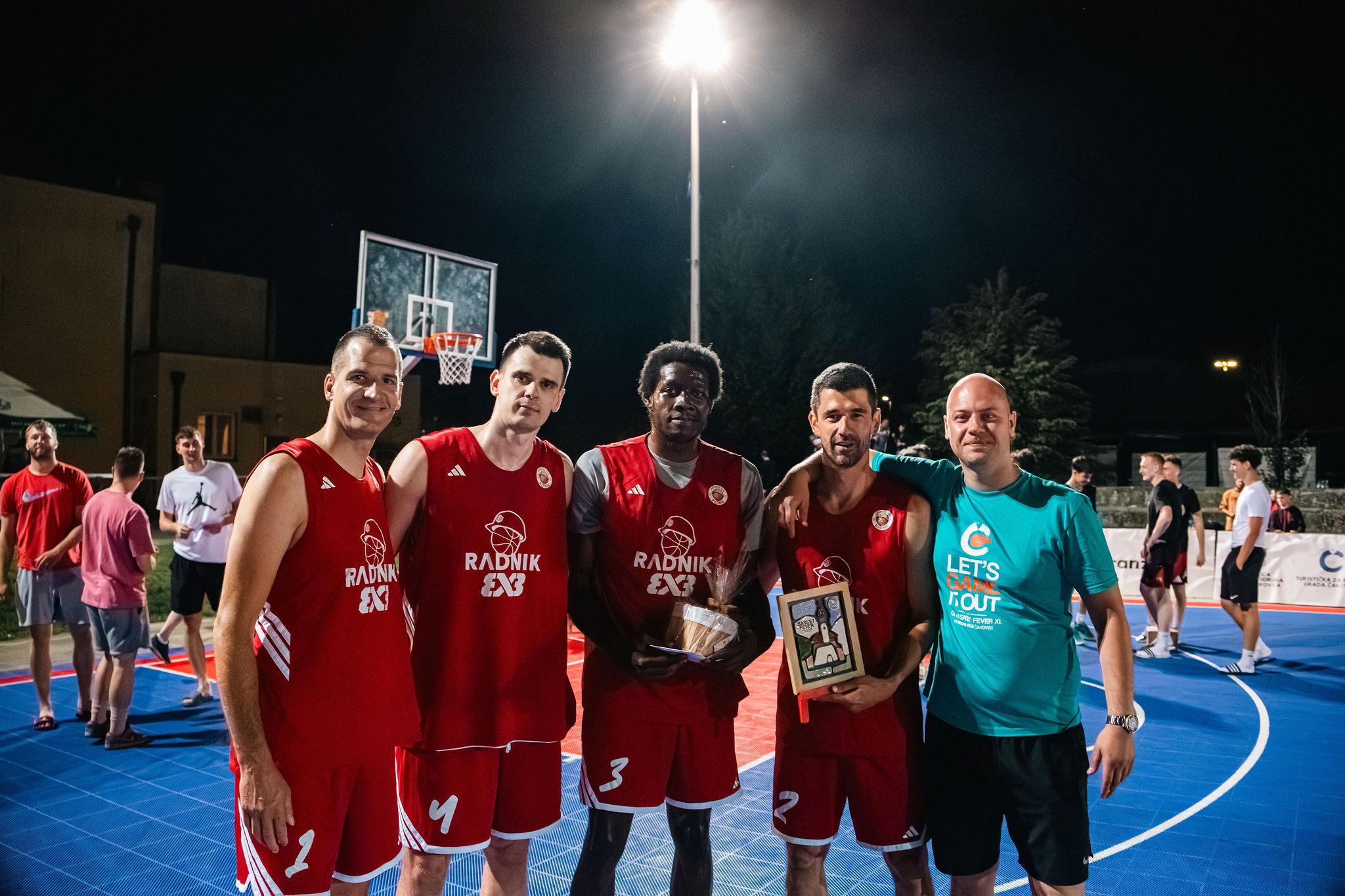Pobjednici Čakovec Basket Fevera XI Radnik 3x3 Križevci s predsjednik KK Međimurje Lukom Munđarom koji im je uručio pobjedničke nagrade