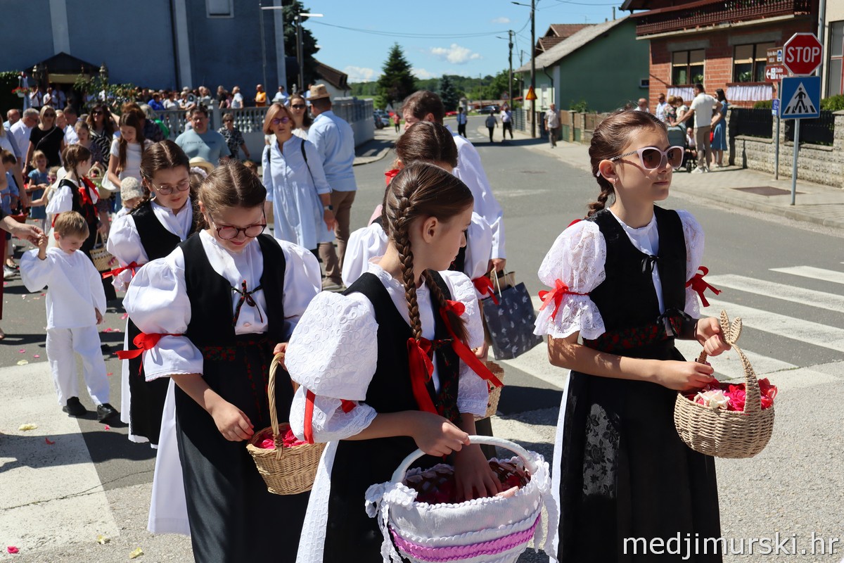 Tijelovska procesija Podturen 2026 (12)