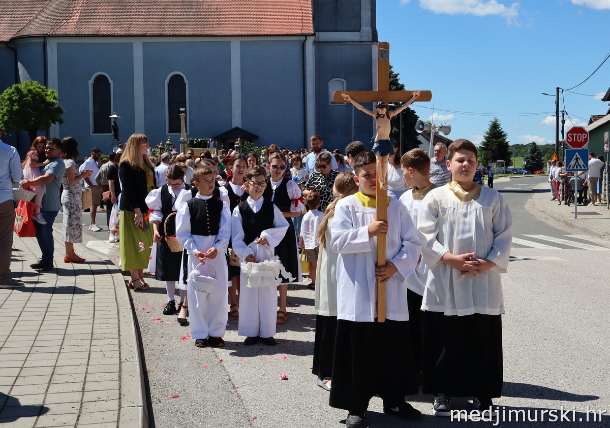 Tijelovska procesija Podturen 2026 (15)
