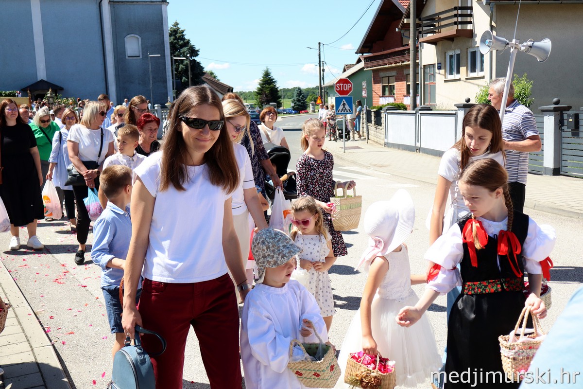 Tijelovska procesija Podturen 2026 (17)