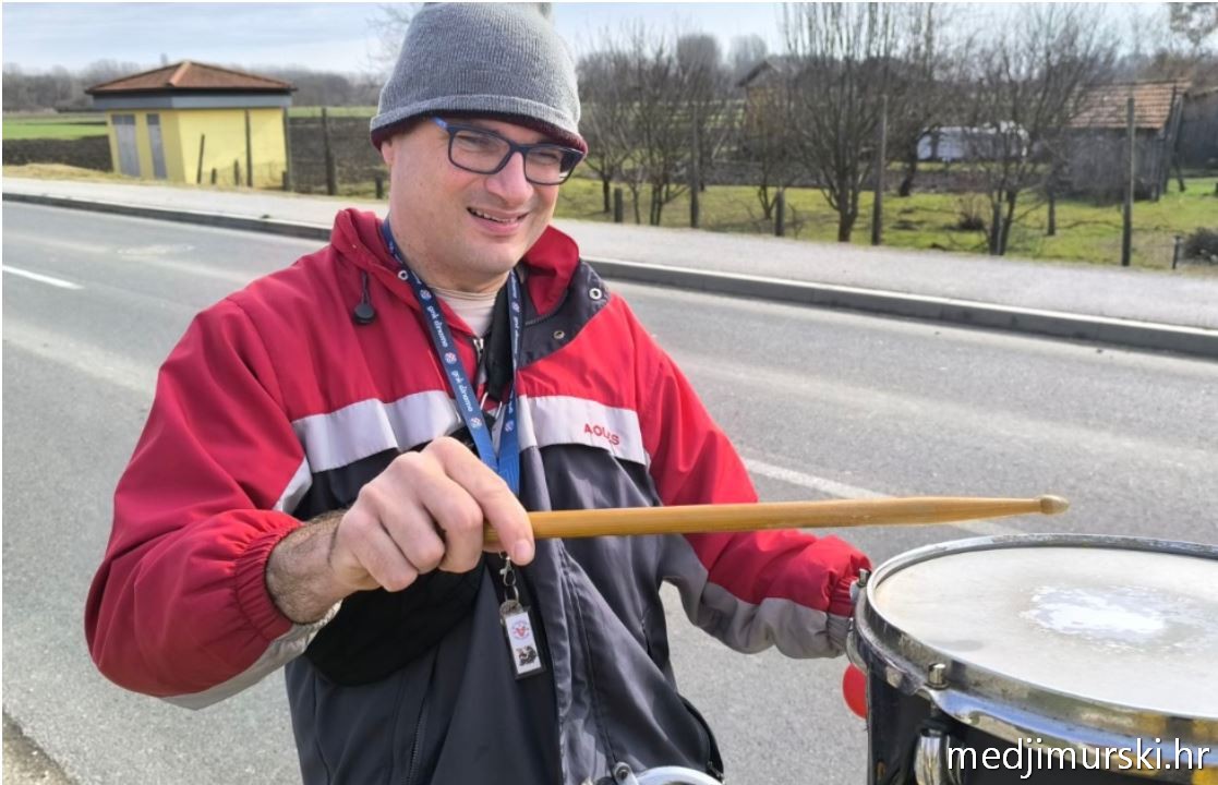 Za unutra 2 Dejan Lisjak, bubnjar na biciklu