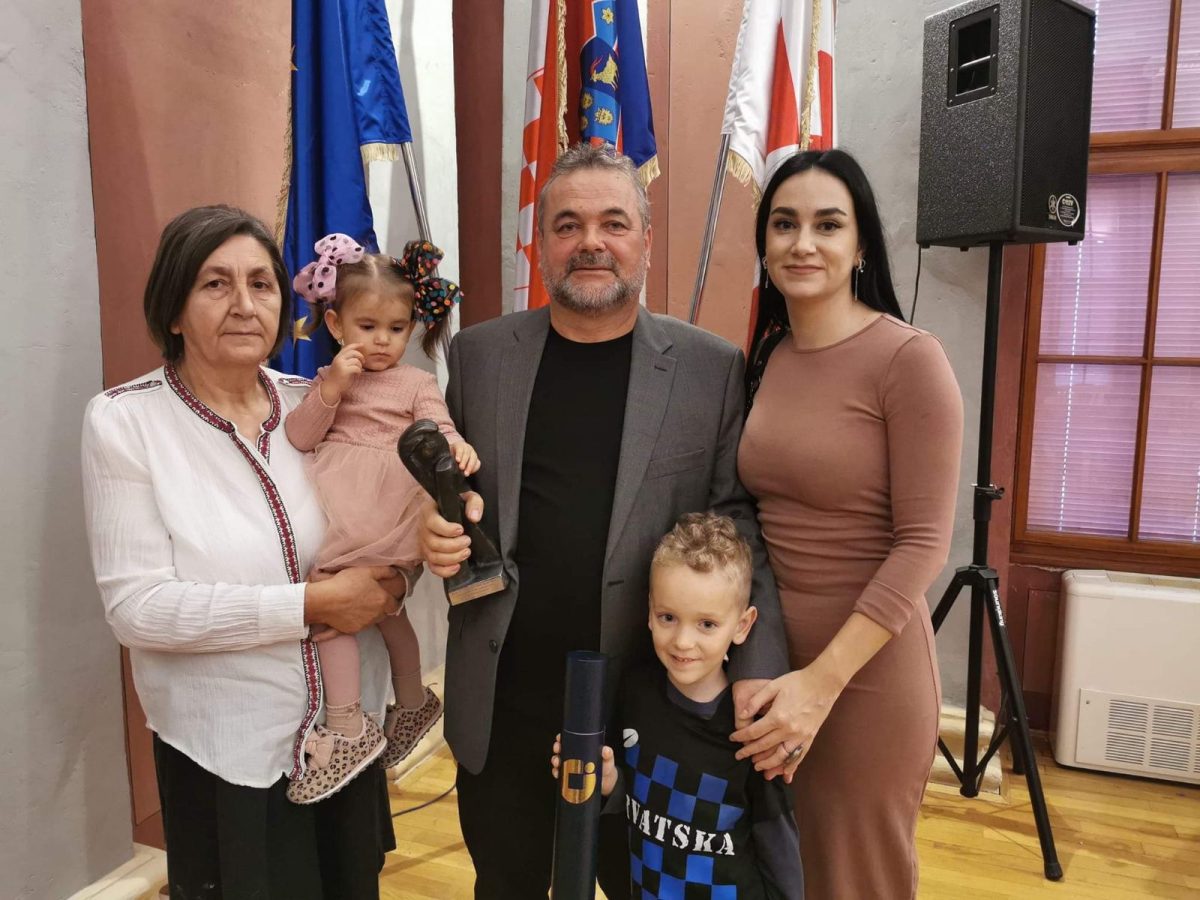 Za unutra 2 Josip Novak Pajdo sa suprugom Ljubicom, kćeri Ines i unucima Titom i Iskrom