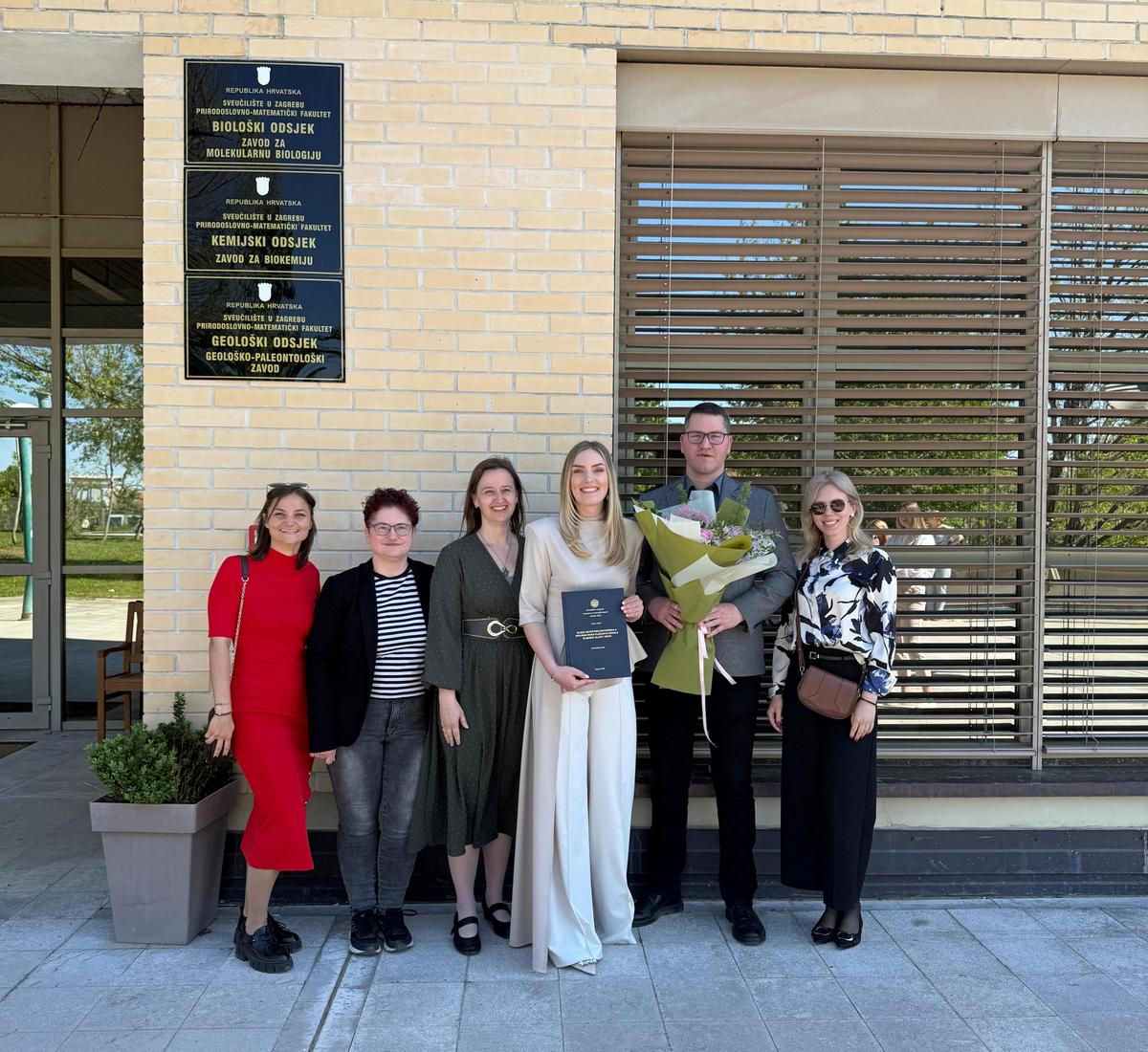 Za unutra 2 Josipa s kolega iz laboratorija dr.sc. Dora Raos, dr.sc. Vesna Musani, dr.sc. Maja Sabol (ujedno i mentorica diplomskog rada), dr.sc. Petar Ozretić (mentor)