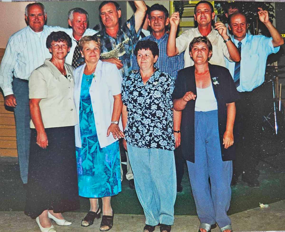 Za unutra 3 Braća i sestre Verli na svadbi Roberta Verlija iz 2000. godine, zadnji put svi na okupu
