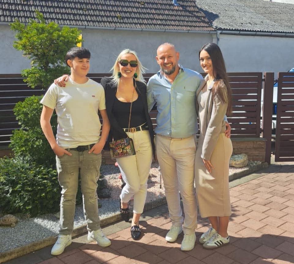 Za unutra 5 Dalia s roditeljima i bratom